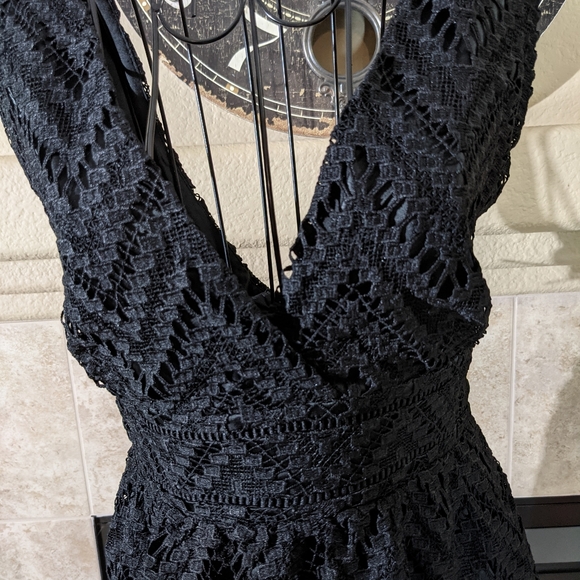 SUGAR+LIPS "ALL MY LOVE" PLUNGING LACE/CROCHET BLACK DRESS.  SZ:. XS - Picture 4 of 12